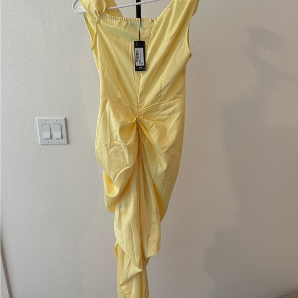 PrettyLittleThing women’s Asymmetrical butter Yellow Dress silk size 10 - Picture 6 of 6